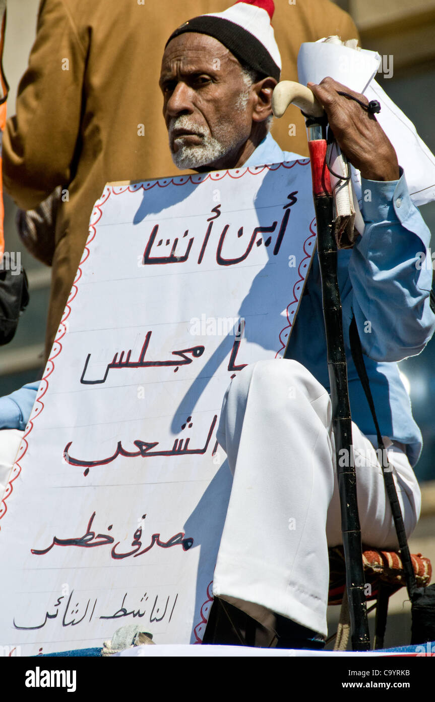 Les citoyens égyptiens ont continué à affluer sur la place Tahrir le Caire le jour de Martyr avec diverses exigences telles que : la fin du règne militaire, la fin de l'ingérence américaine et plus de pouvoir au peuple. Le Caire, Égypte 2012 Banque D'Images