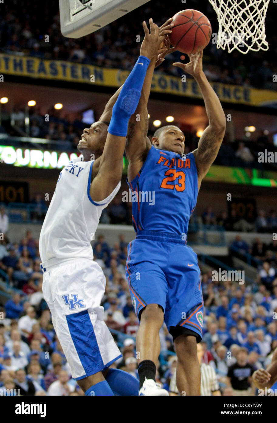 10 mars 2012 - La Nouvelle-Orléans, Louisiane, Etats-Unis - Florida's Bradley Beal (23) bat le Kentucky Terrence Jones (3) pour la reprise de la seconde moitié du Kentucky vs Florida men's demi-finale match de basket-ball de la SEC tournoi au New Orleans Arena à La Nouvelle-Orléans, en Louisiane, le 10 mars 2012. Photo par Pablo Banque D'Images