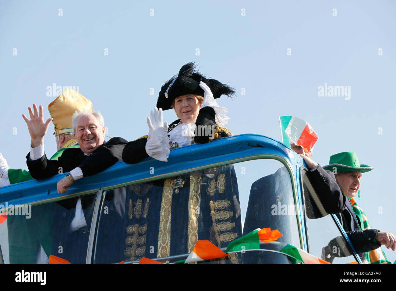 Dame Maire de Birmingham le bus à toit ouvert au cours de parade de la St Patrick à Birmingham au Royaume-Uni. Banque D'Images