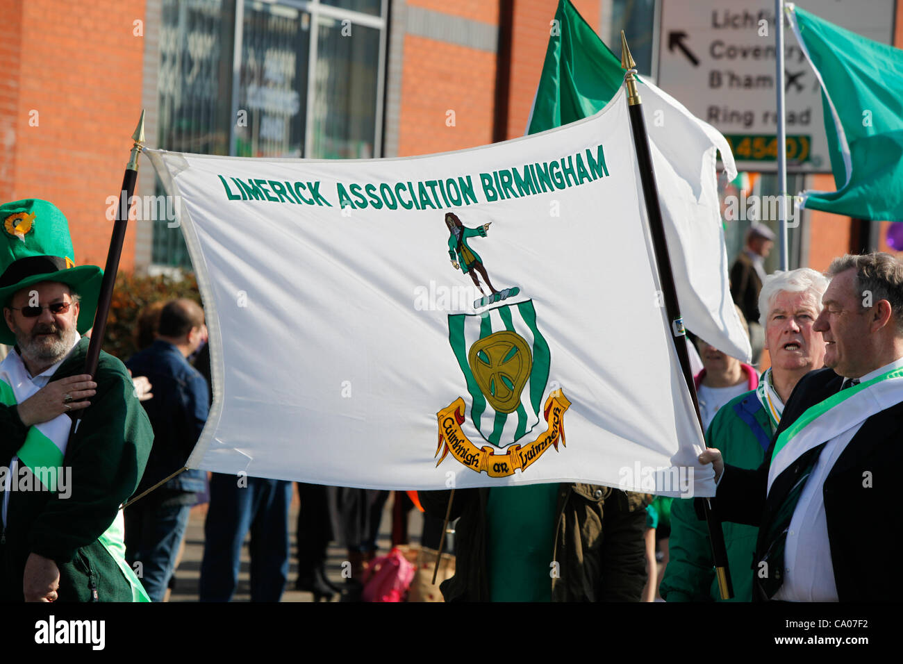 St Patrick's Day Parade à Birmingham au Royaume-Uni. Les membres de l'Association de Limerick Birmingham avec leur bannière marche dans le défilé. Banque D'Images