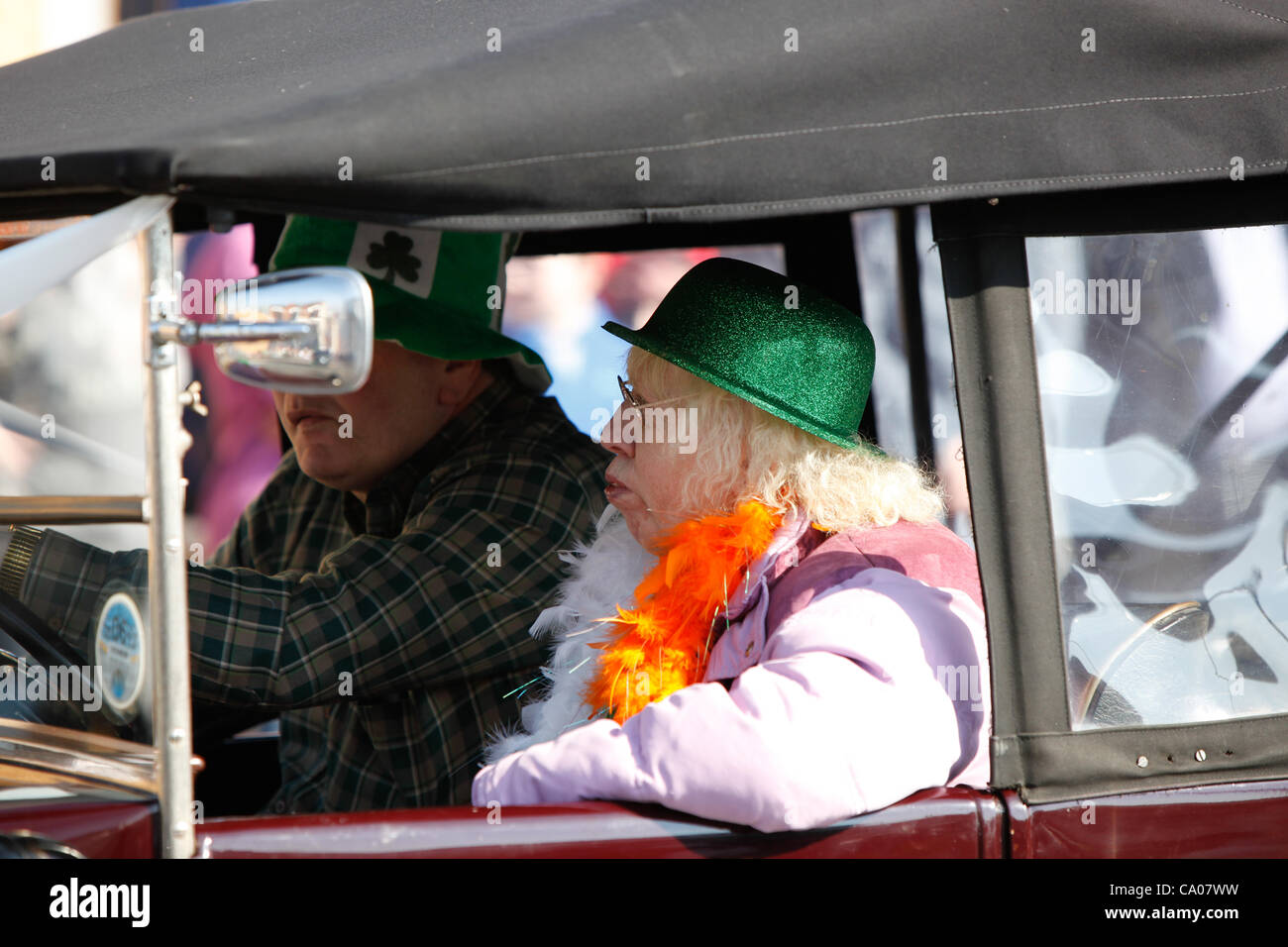 St Patrick's Day Parade à Birmingham au Royaume-Uni. Une vieille voiture à moteur en prenant part aux célébrations. Banque D'Images