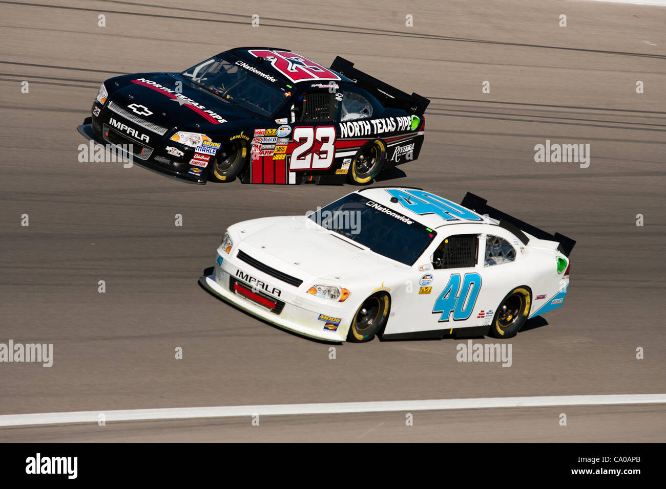 10 mars 2012 - Las Vegas, Nevada, États-Unis - Erik Darnell, conducteur de la # 40 Key Motorsports Chevrolet Impala, fait de son mieux pour tenir à distance Robert Richardson Jr., pilote de la # 23 du tuyau du nord du Texas / Riviera Hôtel Impala de Chevrolet, de prendre son poste au cours de la passionnante course à la NASCAR N Banque D'Images