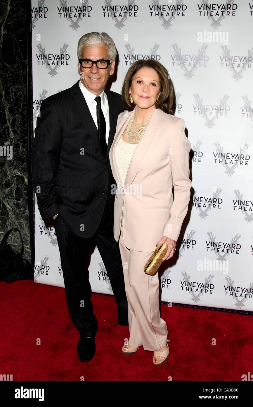 Steve Bakunas, Linda Lavin au vignoble pour des arrivées, Gala de Théâtre Théâtre Hudson, New York, NY 12 Mars, 2012. Photo par : Eric Reichbaum/Everett Collection Banque D'Images