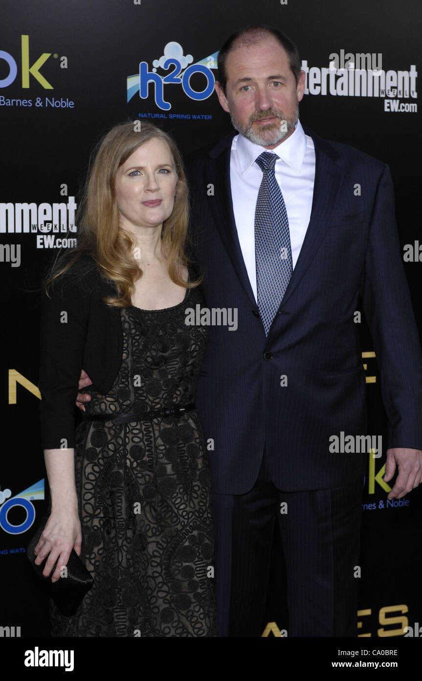 13 mars 2012 - Hollywood, Californie, États-Unis - Suzanne Collins et Cap Collins lors de la première du nouveau film de Lionsgate THE HUNGER GAMES, qui a eu lieu au Nokia Theatre L.A. Live, le 12 mars 2012, à Los Angeles.(Image Crédit : Â© Michael Germana/Globe Photos/ZUMAPRESS.com) Banque D'Images