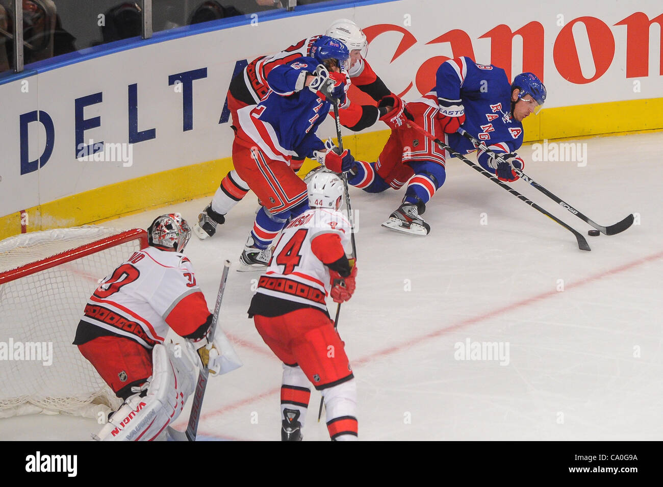 13 mars 2012 - Newark, New Jersey, États-Unis - New York Rangers center Brad Richards (19) passe à l'aile gauche Carl Hagelin (62) tandis que la descente de la glace par le défenseur des Hurricanes de la Caroline Justin Faulk (28) durant la première période d'action de la LNH entre les Hurricanes de la Caroline et les Rangers de New York à Banque D'Images