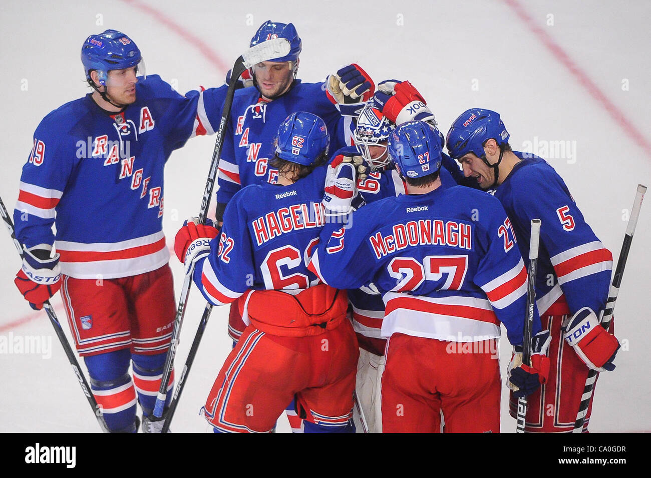 13 mars 2012 - Newark, New Jersey, États-Unis - New York Rangers Brad Richards (19), Marian Gaborik (10), Carl Hagelin (62), Martin Biron (43), Ryan McDonagh (27) et Dan Girardi (5) célèbrent la victoire après l'action de la LNH entre les Hurricanes de la Caroline et les Rangers de New York au Madison Square Garden de sw Banque D'Images