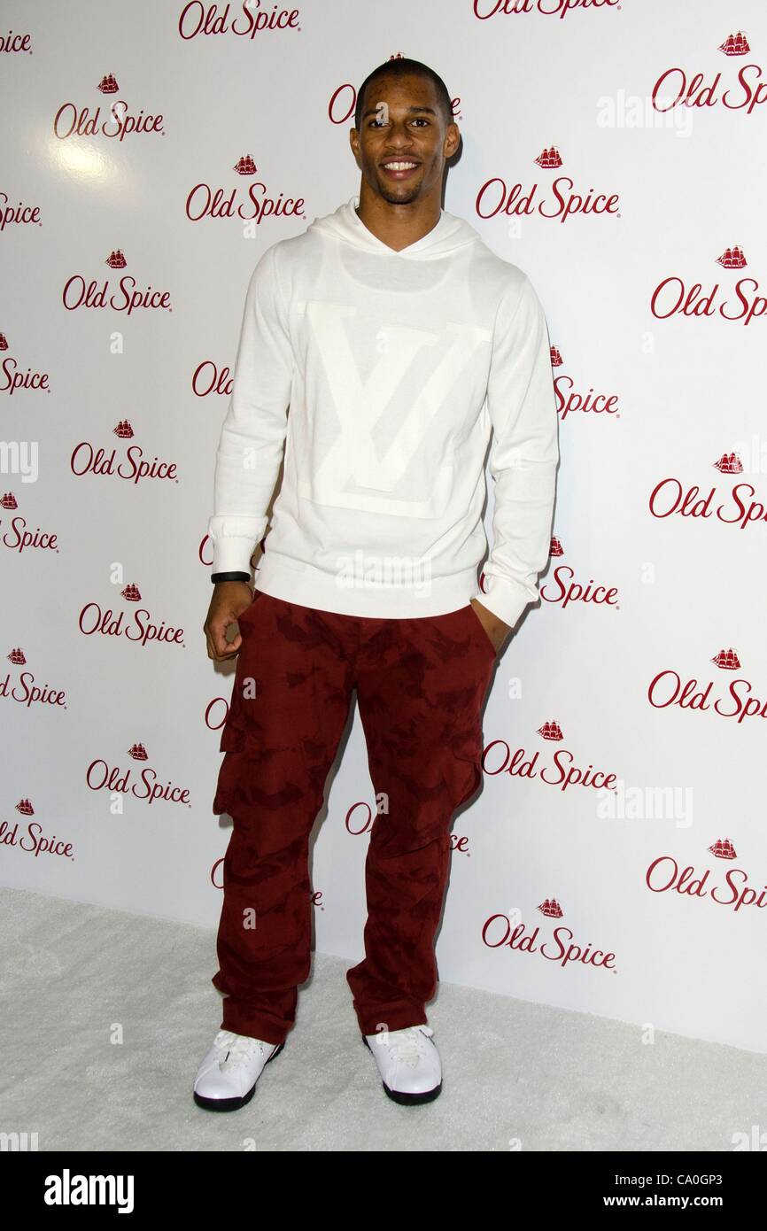 Victor Cruz présents pour l'événement, Parfum Old Spice Highline Étapes, New York, NY Le 13 mars 2012. Photo par : Eric Reichbaum/Everett Collection Banque D'Images