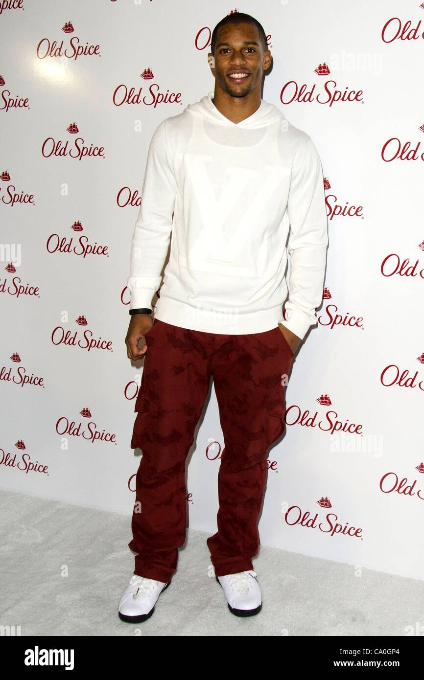 Victor Cruz présents pour l'événement, Parfum Old Spice Highline Étapes, New York, NY Le 13 mars 2012. Photo par : Eric Reichbaum/Everett Collection Banque D'Images