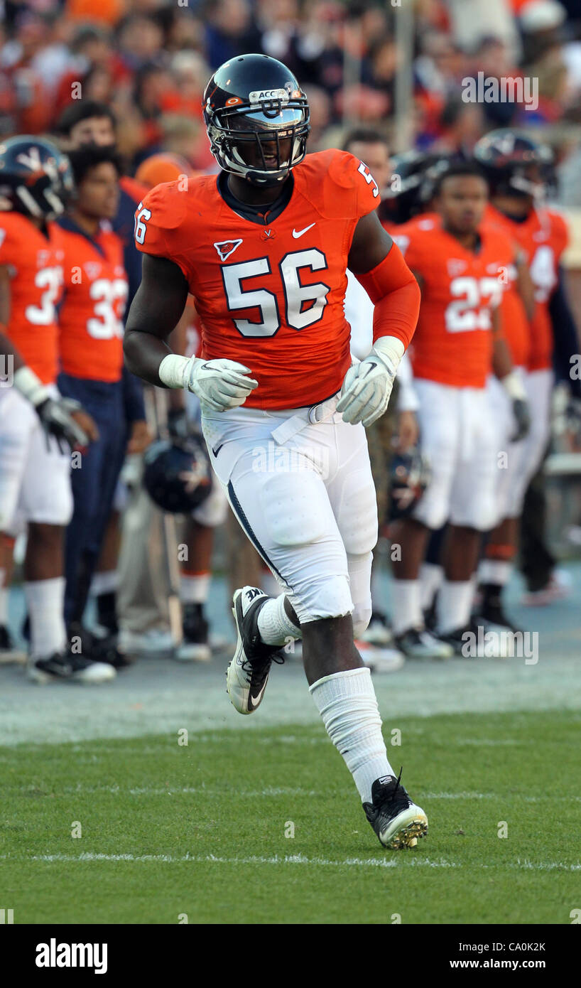 Le 6 janvier 2012 - Charlottesville, Virginia, United States - défensive fin Cam Johnson # 56 de la Virginia cavaliers s'exécute sur le terrain pendant le match contre les Blue Devils de Duke le 12 novembre 2011 à Scott Stadium à Charlottesville, Virginie. Virginie battu Duc 31-21. (Crédit Image : © Andrew Banque D'Images