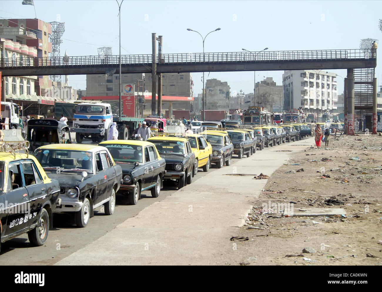 Une longue file de véhicules de passagers (taxi) vu parqué sur une route en raison de la fermeture d'urgence des stations GNV pour vingt-quatre heures en vertu de la gestion de charge GNC par le gouvernement à Karachi le mercredi 14 mars, 2012. Sud Sui Gas Company (SSGC) a annoncé l'eme Banque D'Images