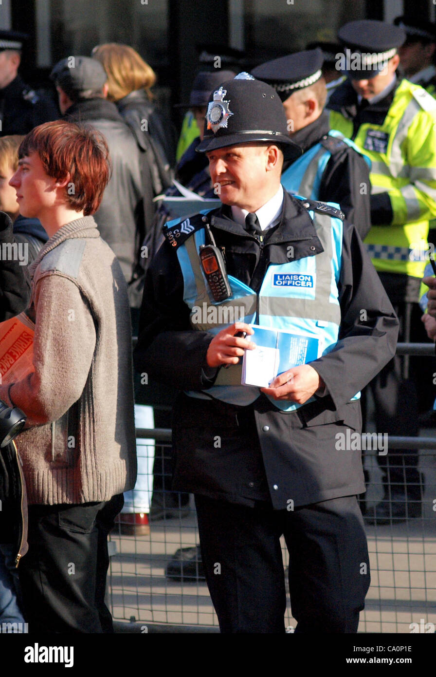 Londres, Royaume-Uni. 14/03/12. Souriant, un membre de la police se sont réunis de nouveau l'Équipe de liaison de protestation à une manifestation d'étudiants et de membres de Occupy London à l'extérieur du Ministère des affaires, de l'innovation et le renforcement des compétences dans la rue Victoria. Le rôle de l'équipe est d'améliorer le dialogue et la compréhension. Banque D'Images