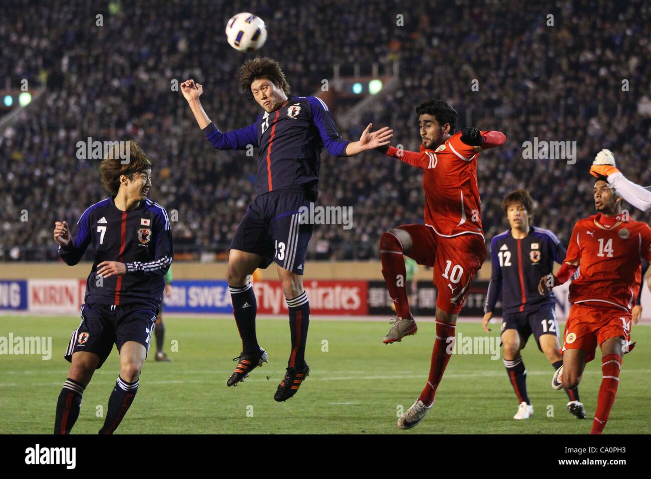 L À R Yuki Otsu (JPN), Daisuke Suzuki (JPN), Mohamed Tayed Alalawi (BHR), le 14 mars 2012 - Football : Football / Jeux Olympiques de Londres de 2012 ronde finale de qualification de l'Asie, le groupe C Match entre U-23 Japon 2-0 U-23 Bahreïn au Stade National, Tokyo, Japon. (Photo de Daiju Kitamura/AFLO SPORT) [1045] Banque D'Images