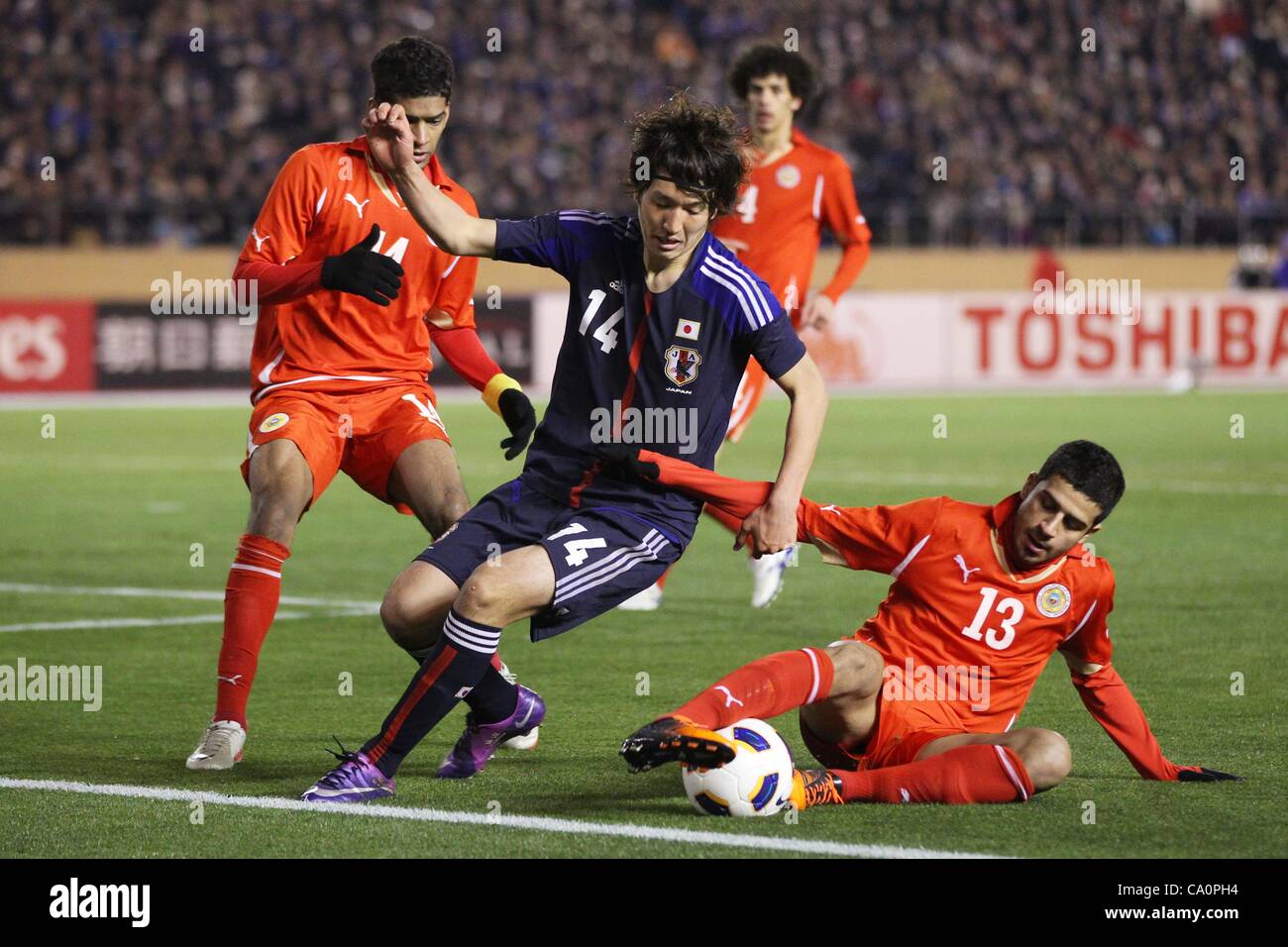 L À R Genki Haraguchi (JPN), Mohamed Abdulaziz Groupe Almulla (BHR), le 14 mars 2012 - Football : Football / Jeux Olympiques de Londres de 2012 ronde finale de qualification de l'Asie, le groupe C Match entre U-23 Japon 2-0 U-23 Bahreïn au Stade National, Tokyo, Japon. (Photo de Daiju Kitamura/AFLO SPORT) [1045] Banque D'Images