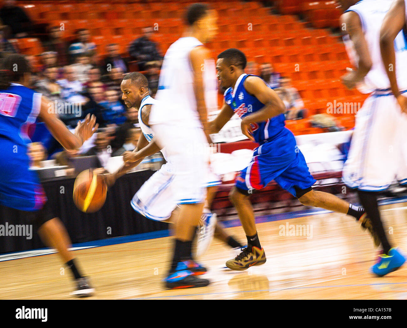 HALIFAX, N.-É. - le 16 mars 2012 : Halifax Rainmen guard Chris Hagan (gauche) dribble le ballon en route vers une victoire sur les Rainmen Québec Kebs 106-95 dans le troisième match décisif de leur meilleur-de-trois Ligue Nationale de Basket-ball du Canada demi-finale de la série éliminatoire au Halifax Metro Centre. Avec le vi Banque D'Images