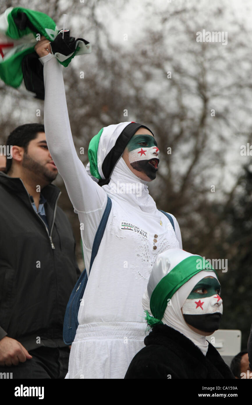 Londres, Royaume-Uni, 17 mars 2012. Un manifestant anti-Assad cris et des vagues le drapeau syrien pendant la démonstration à l'extérieur de leur ambassade. Des centaines de Syriens ont marché de Paddington Green à l'ambassade avec drapeaux et des pancartes à l'anniversaire du soulèvement. Banque D'Images