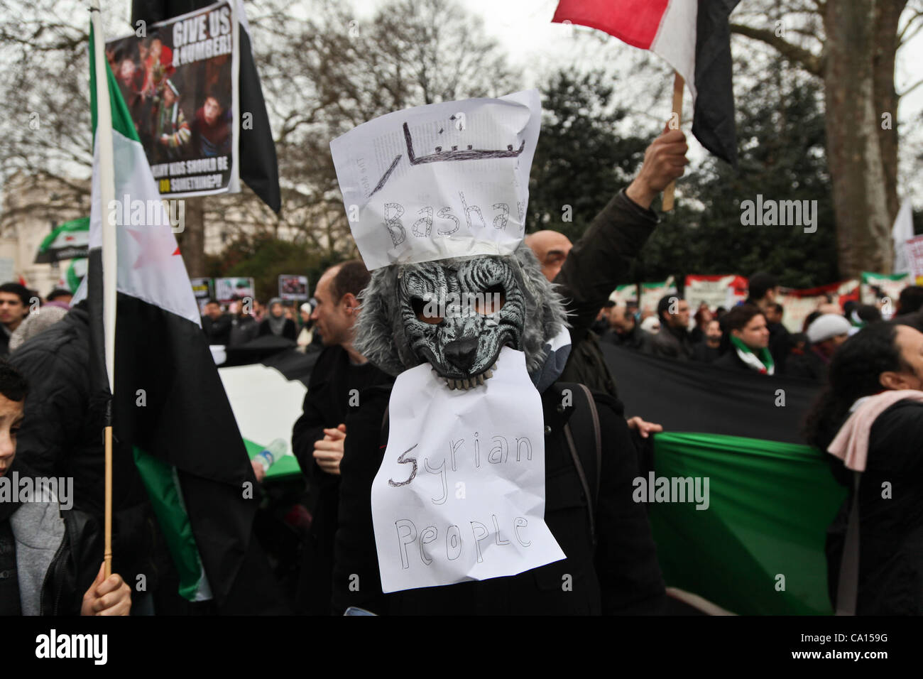 Londres, Royaume-Uni, 17 mars 2012. Un manifestant porte un costume de loup symbolisant Al Assad. Des centaines de Syriens ont marché de Paddington Green à leur ambassade avec drapeaux et des pancartes à l'anniversaire du soulèvement pour protester contre le régime d'Assad Banque D'Images