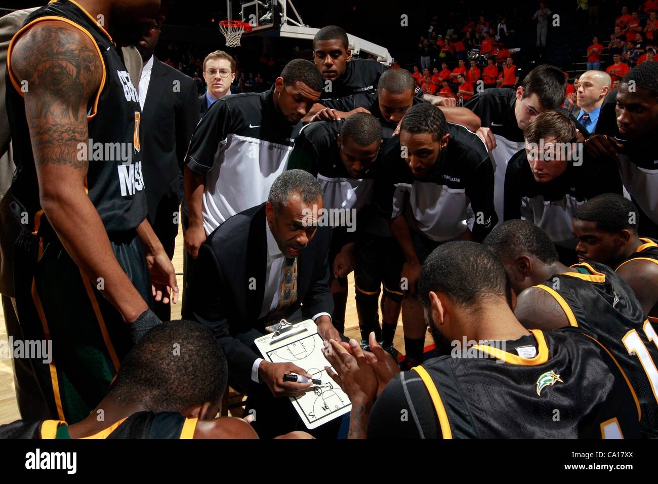 L'ENTRAÎNEUR-CHEF PAUL HEWITT de la George Mason Patriots parle avec son joueur à l'intérieur du caucus avant le début du match contre le Virginia cavaliers à la John Paul Jones Arena. Virginie bat George Mason 68-48. Banque D'Images