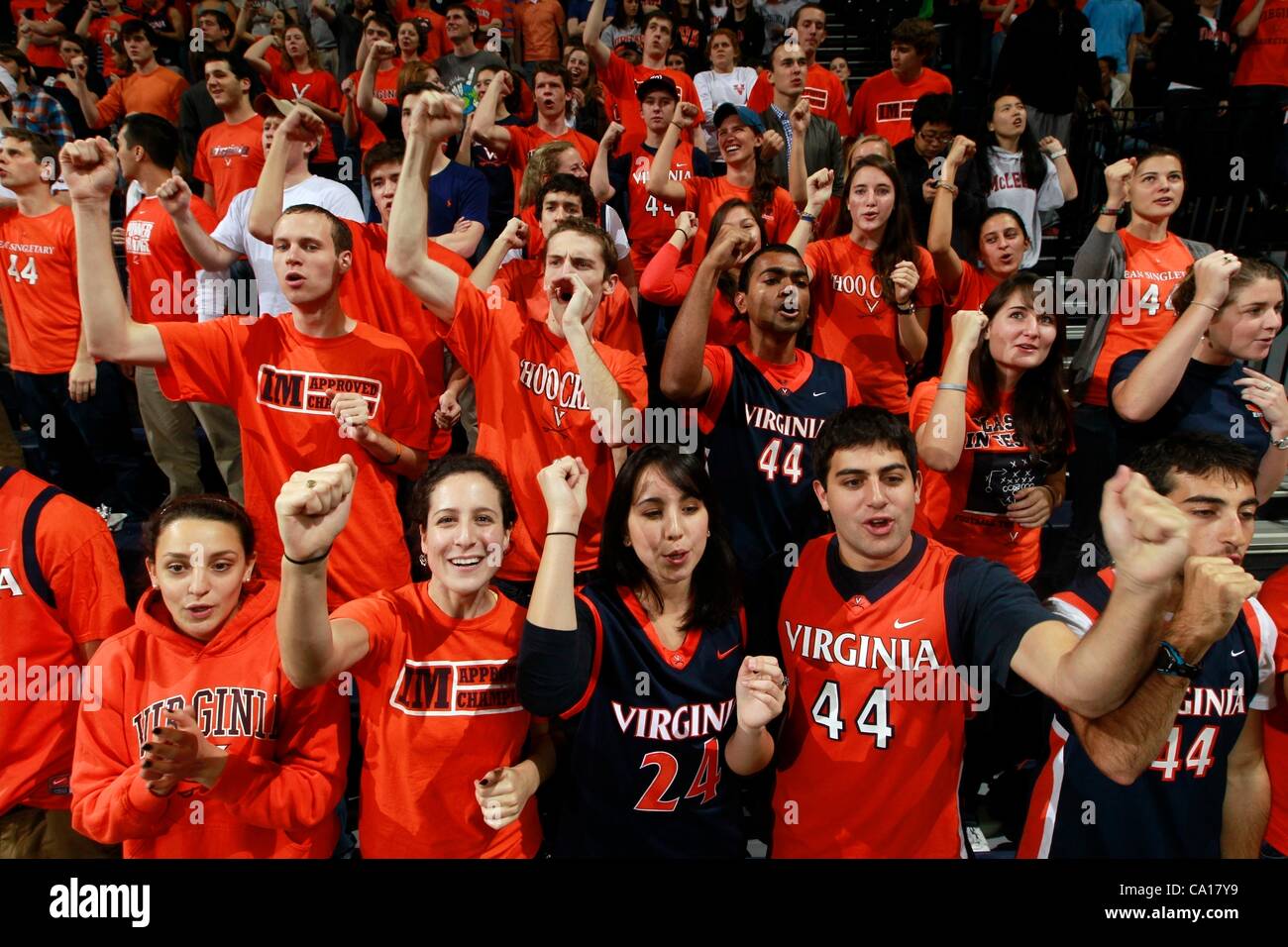 Virginia Cavaliers fans pendant le match contre les Patriotes George Mason à la John Paul Jones Arena. Virginie bat George Mason 68-48. Banque D'Images