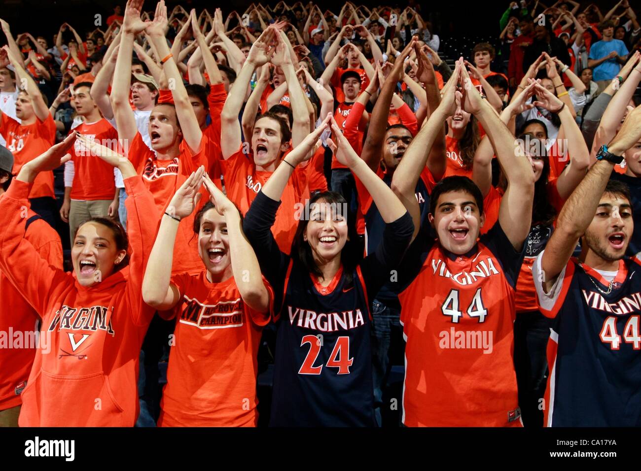 Virginia Cavaliers fans pendant le match contre les Patriotes George Mason à la John Paul Jones Arena. Virginie bat George Mason 68-48. Banque D'Images