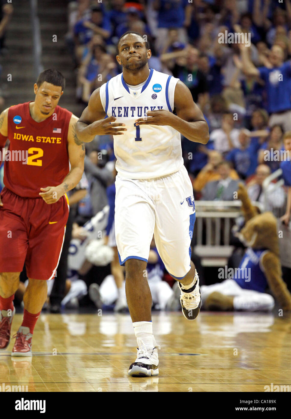 17 mars 2012 - Louisville, KY, USA - UK's Darius Miller a tenu jusqu'à 3 doigts après avoir touché un 3-pointeur comme l'Université du Kentucky a joué dans l'état de l'Iowa de la troisième ronde de la NCAA tournoi le KFC Yum Center de Louisville, Ky., Samedi, Mars 17, 2012. C'est seconde moitié action. La France a gagné 87-71. C Banque D'Images