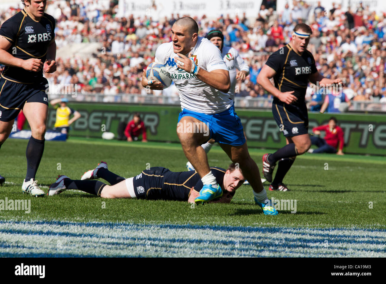 ROME, ITALIE, samedi, 17 mars 2012. Six Nations de Rugby. L'Italie contre l'Ecosse. L'ailier italien Venditti s'exécute dans pour marquer un quarante-deuxième minute essayer pour l'Italie. Dans la photo le capitaine écossais Ross Ford (1ère L.) et sur le terrain l'arrière écossais Stuart Hogg. L'Italie a battu l'Ecosse 13-6 au Stadio Olimpi Banque D'Images