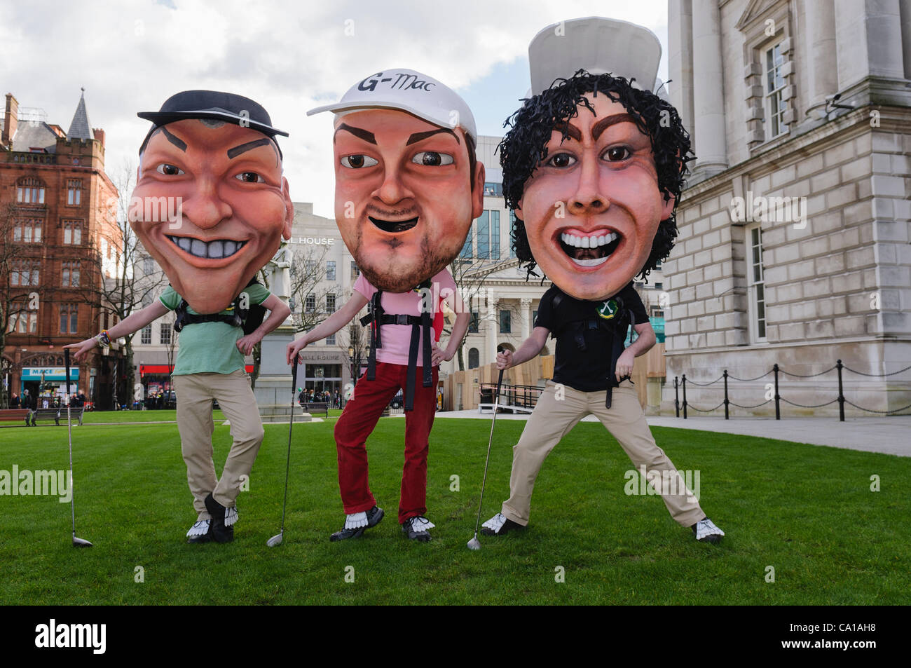 Belfast, Royaume-Uni. 17 mars, 2012. Les hommes habillés en Irlande du Nord les golfeurs Darren Clark, Graeme McDowell et Rory McIlroy en dehors de Belfast City Hall sur St Patricks Day Banque D'Images