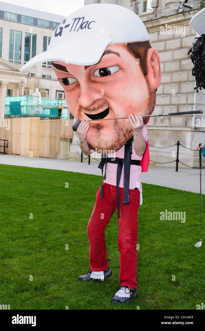 Belfast, Royaume-Uni. 17 mars, 2012. L'homme habillé en Irlande du golfeur Graeme McDowell en dehors de Belfast City Hall sur St Patricks Day Banque D'Images