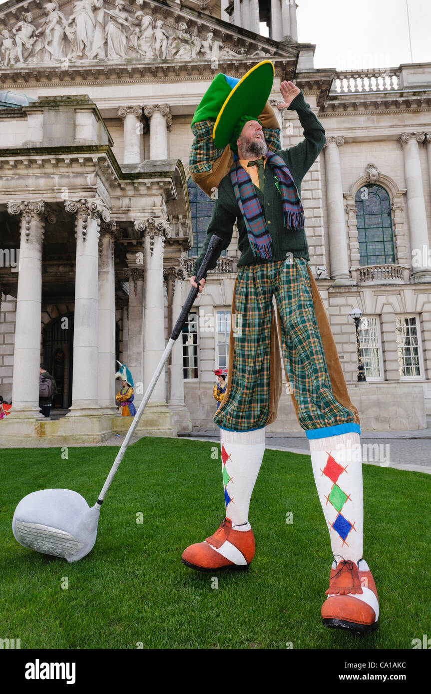 Belfast, Royaume-Uni. 17 mars, 2012. Stiltwalker habillé en golfeur géant en dehors de Belfast City Hall sur St Patricks Day Banque D'Images