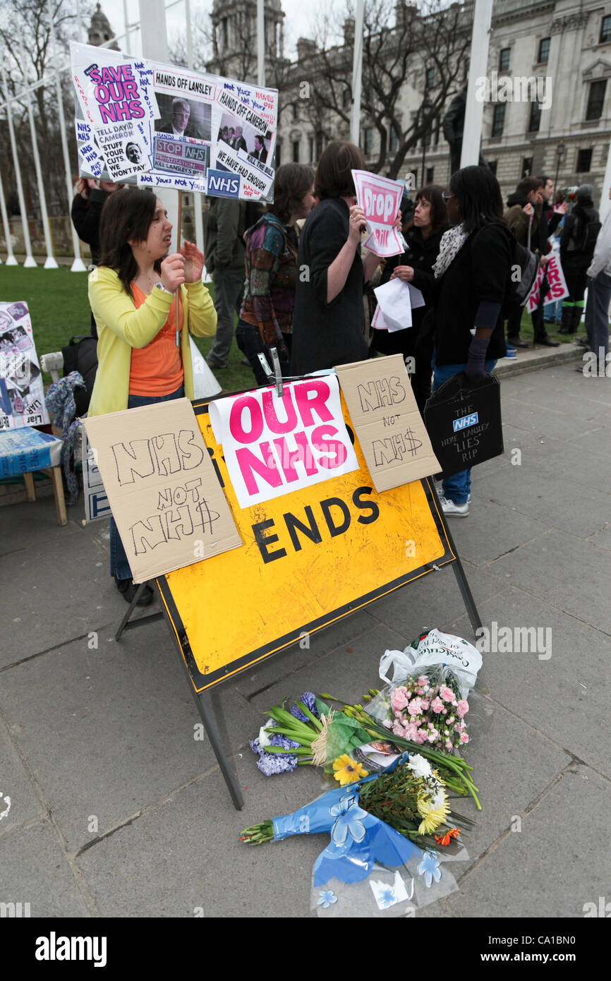 Londres, Royaume-Uni. 17 mars, 2012. Certains des pancartes tenues par les manifestants qui se sont réunis à la place du Parlement pour protester contre le controversé projet de loi sur les soins de santé et de programmes sociaux en raison de passer par sous peu. Banque D'Images