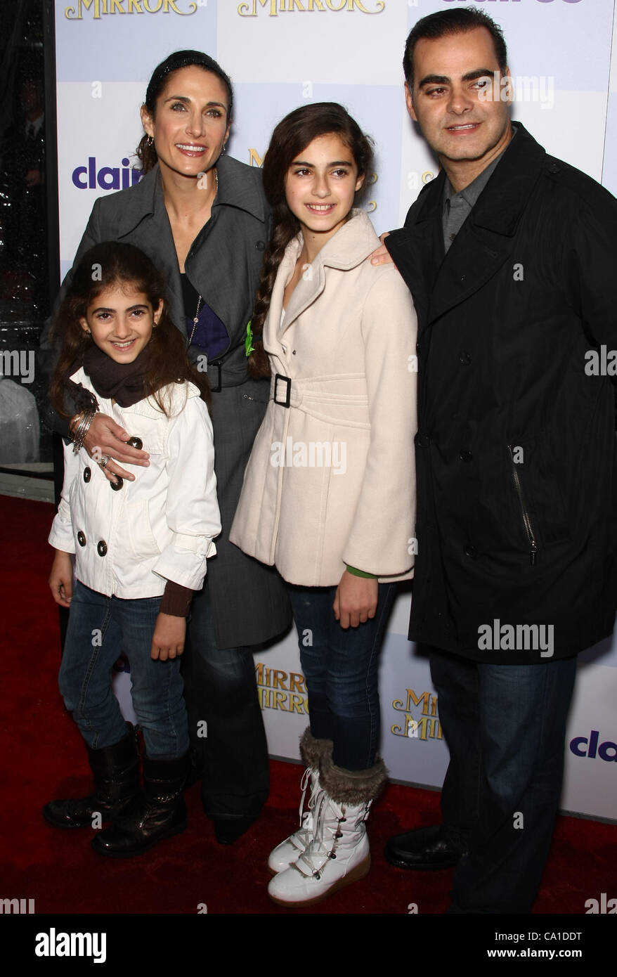 MELINA KANAKAREDES & PETER CONSTANTINIDES & FILLES MIROIR MIROIR. Première mondiale HOLLYWOOD LOS ANGELES CALIFORNIA USA 17 M Banque D'Images