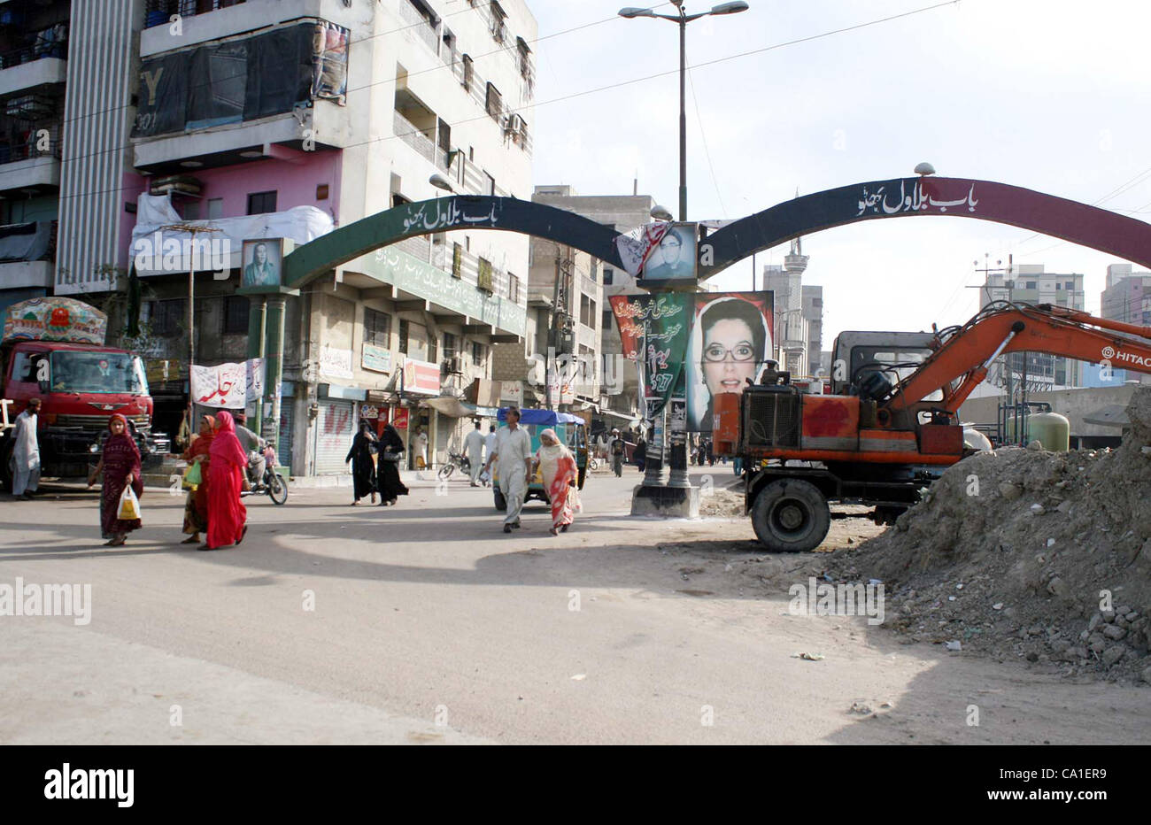 Les résidents d'Liyari à pied sur pied en raison de la non-disponibilité des transports publics de la violence éclate dans la région après le meurtre de quatre personnes dans l'incident de tir, à zone Liyari à Karachi le lundi 19 mars, 2012. Quatre personnes y compris Kutchi Comité Rabta (PER) Chef, Abd Banque D'Images