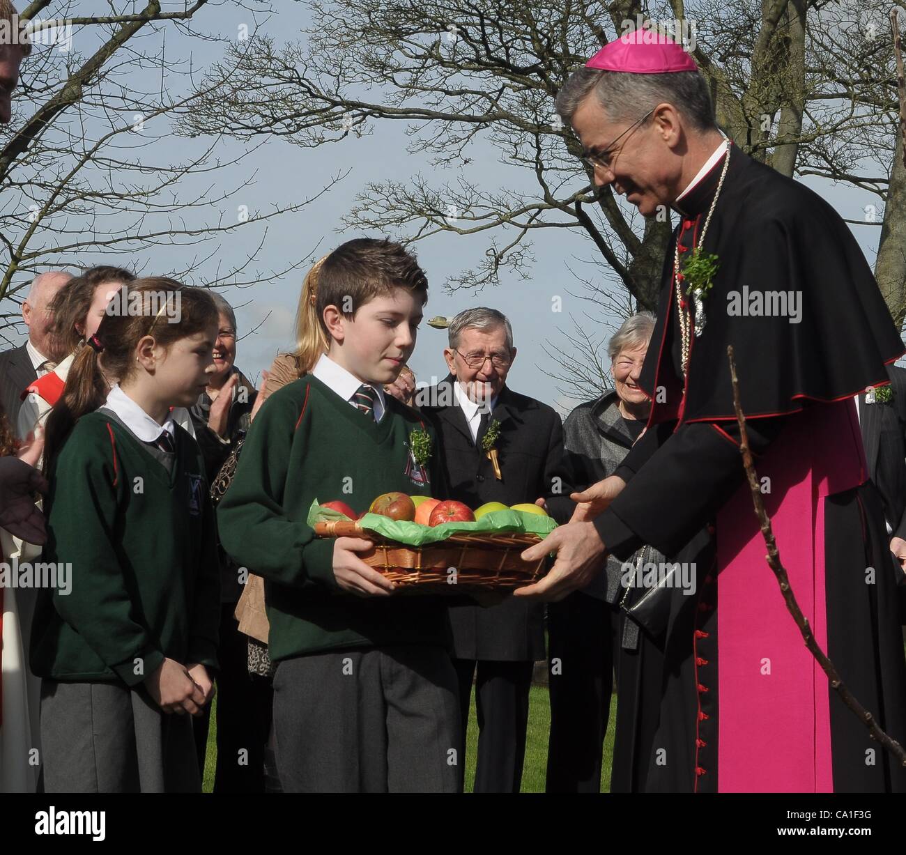 Du verger comté à la Grande Pomme..Clara O'Kane et Lorcan Coulter de l'école primaire de St Malachie d'Armagh présente un panier d'Armagh Bramley apple au Nonce apostolique Mgr Charles Brown, un new-yorkais, à Armagh sur St Patrick's Day.CREDIT : LiamMcArdle.com Banque D'Images