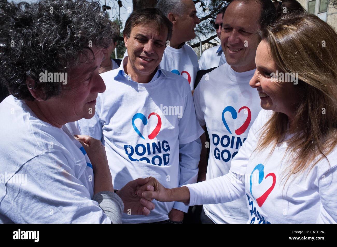 Le maire Nir Barkat (C) et Shari Arison (R) parlent avec enthousiasme de résidents de la rue Stern à Kiryat Yovel sur 'bonnes actions Day' comme bénévoles, effectuer des rénovations dans les bâtiments du quartier. Jérusalem, Israël. 20-Mar-2012. Banque D'Images