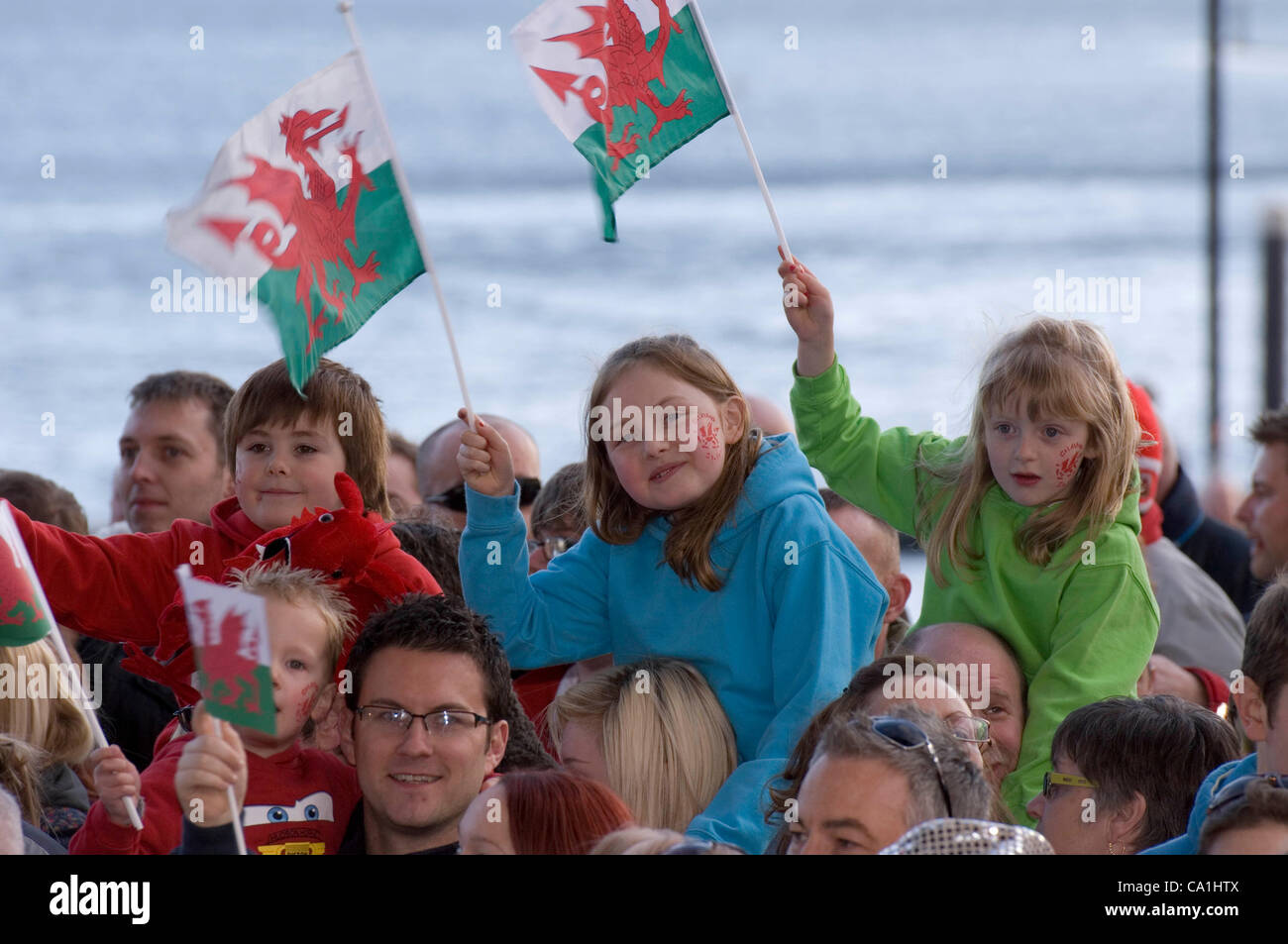 Fans de rugby gallois en regardant l'équipe de rugby gallois célébrer remportant le Grand Chelem dans le tournoi des Six Nations de rugby à l'Senydd dans la baie de Cardiff. Banque D'Images