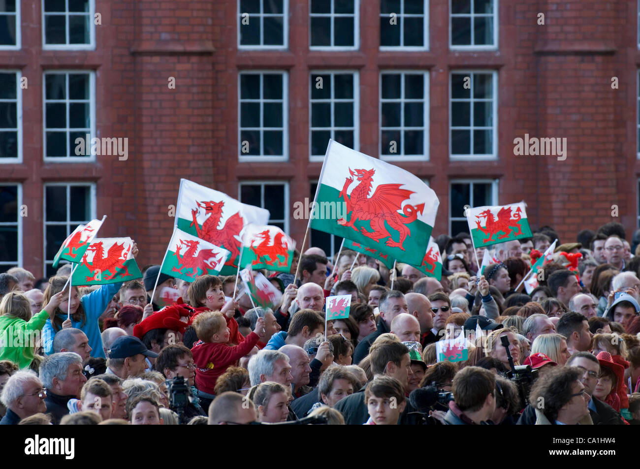 Fans de rugby gallois en regardant l'équipe de rugby gallois célébrer remportant le Grand Chelem dans le tournoi des Six Nations de rugby à l'Senydd dans la baie de Cardiff. Banque D'Images