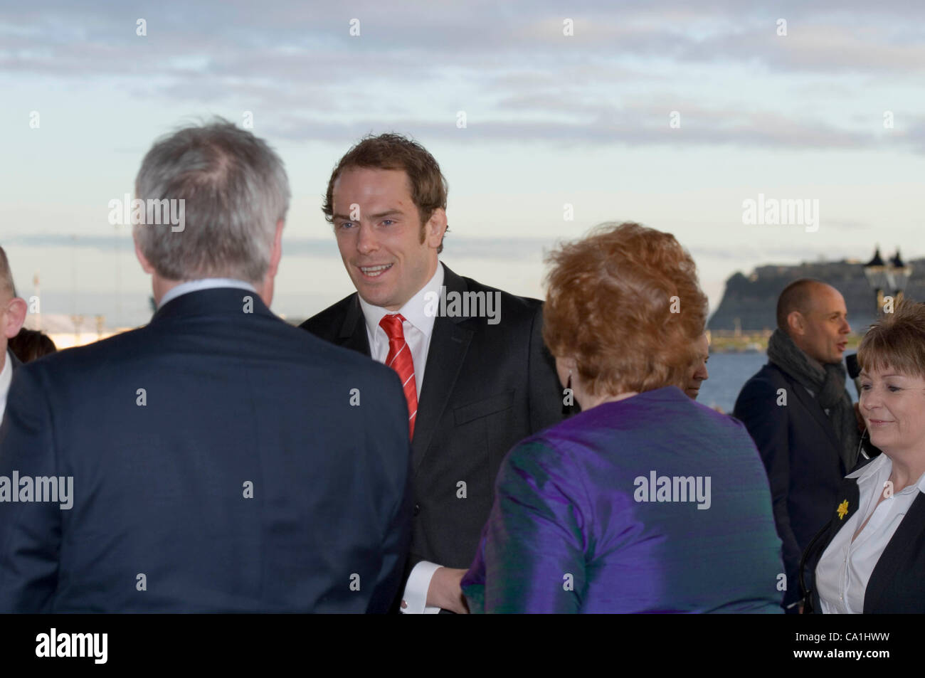 L'équipe de rugby gallois célébrer remportant le Grand Chelem dans le tournoi des Six Nations de rugby à l'Senydd dans la baie de Cardiff. Alun Wyn Jones se réunit le premier ministre du Pays de Galles, Carwyn Jones. Banque D'Images