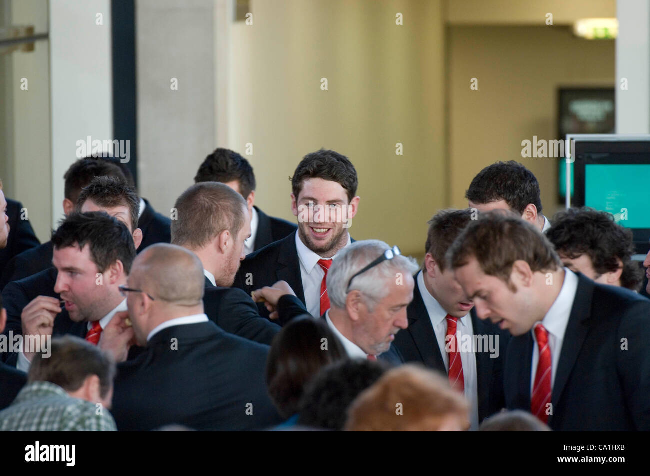 L'équipe de rugby gallois célébrer remportant le Grand Chelem dans le tournoi des Six Nations de rugby à l'Senydd dans la baie de Cardiff. Alex Cuthbert à l'apéritif. Banque D'Images