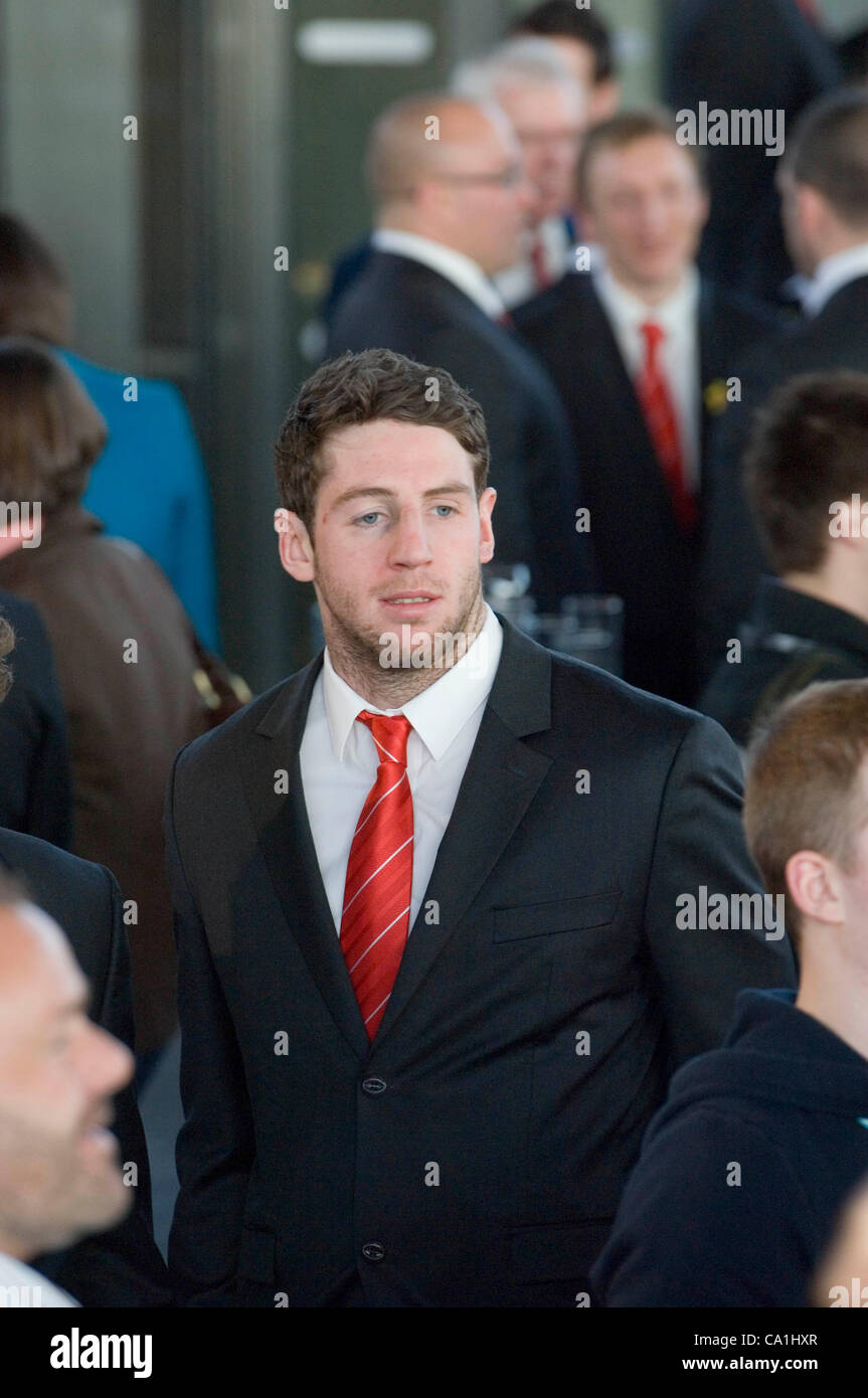 L'équipe de rugby gallois célébrer remportant le Grand Chelem dans le tournoi des Six Nations de rugby à l'Senydd dans la baie de Cardiff. Alex Cuthbert à l'apéritif. Banque D'Images