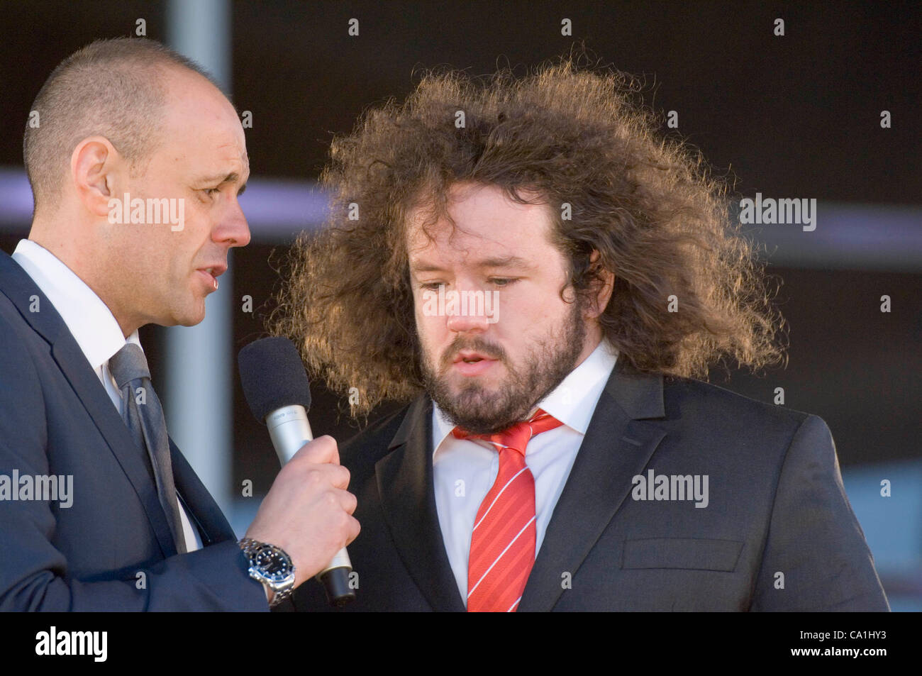 L'équipe de rugby gallois célébrer remportant le Grand Chelem dans le tournoi des Six Nations de rugby à l'Senydd dans la baie de Cardiff. Adam Jones d'être interviewé par BBC TV sports présentateur Jason Mohammed. Banque D'Images