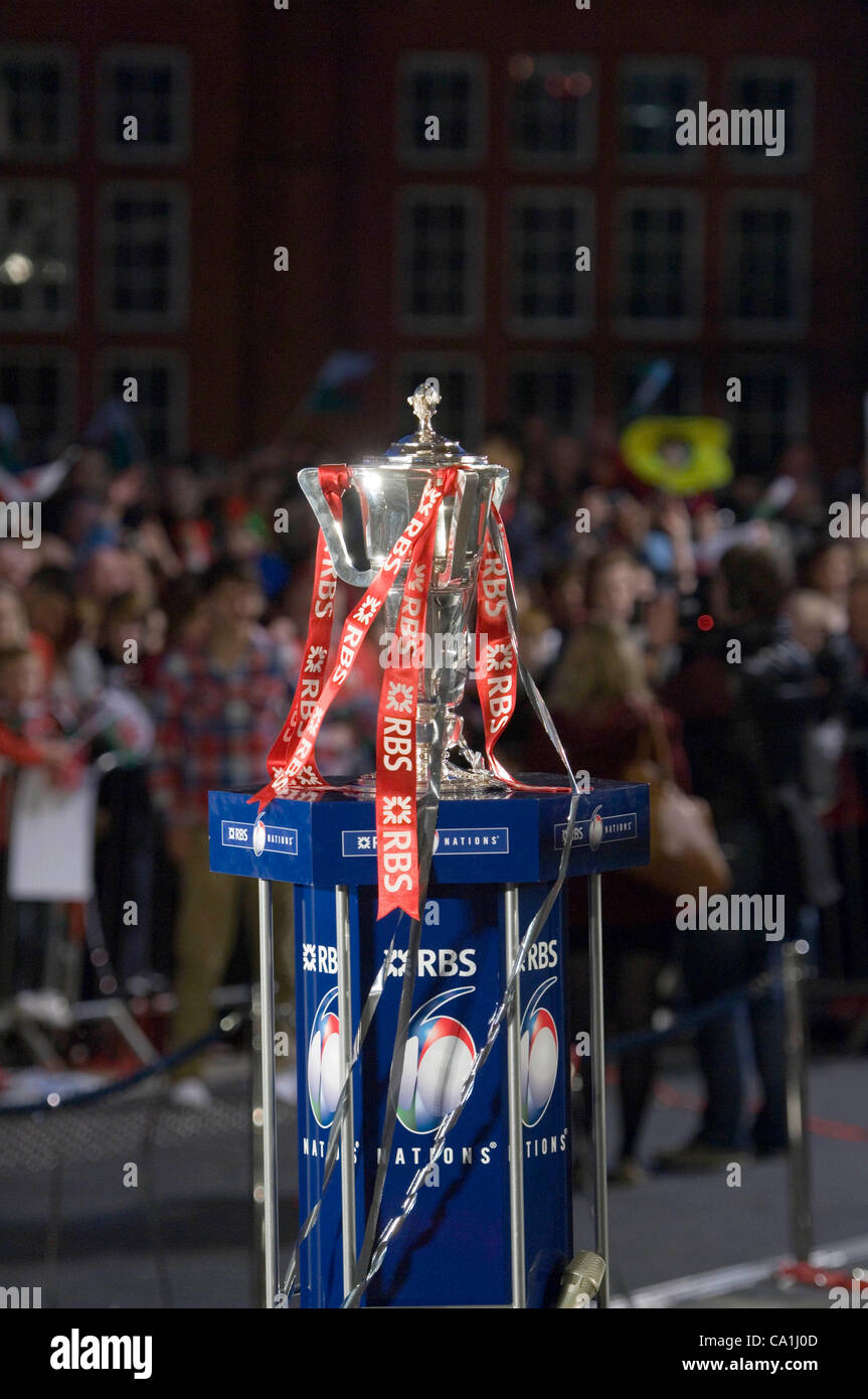 L'équipe de rugby gallois célébrer remportant le Grand Chelem dans le tournoi des Six Nations de rugby à l'Senydd dans la baie de Cardiff. Les Six Nations trophy. Banque D'Images