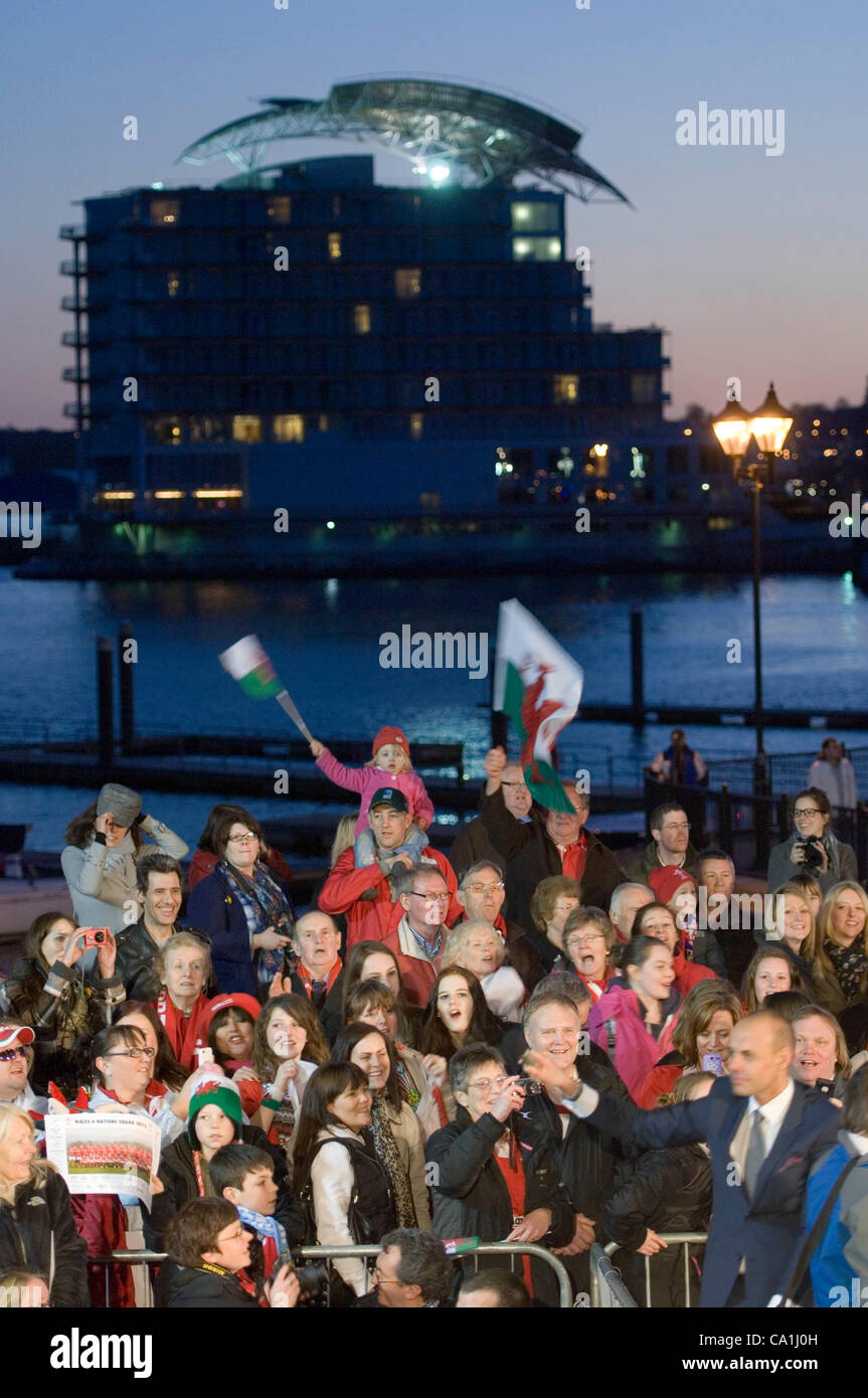 Fans de rugby gallois en regardant l'équipe de rugby gallois célébrer remportant le Grand Chelem dans le tournoi des Six Nations de rugby à l'Senydd dans la baie de Cardiff. Banque D'Images