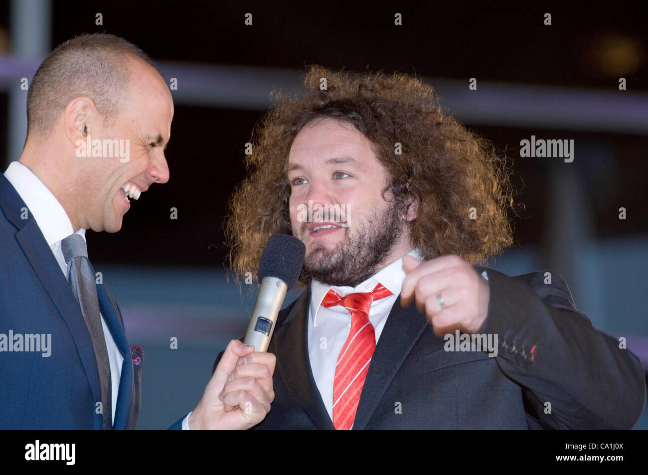 L'équipe de rugby gallois célébrer remportant le Grand Chelem dans le tournoi des Six Nations de rugby à l'Senydd dans la baie de Cardiff. Adam Jones d'être interviewé par BBC TV sports présentateur Jason Mohammed. Banque D'Images