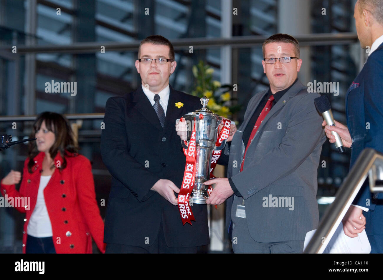 L'équipe de rugby gallois célébrer remportant le Grand Chelem dans le tournoi des Six Nations de rugby à l'Senydd dans la baie de Cardiff. Les Six Nations trophy se fait sur la scène. Banque D'Images