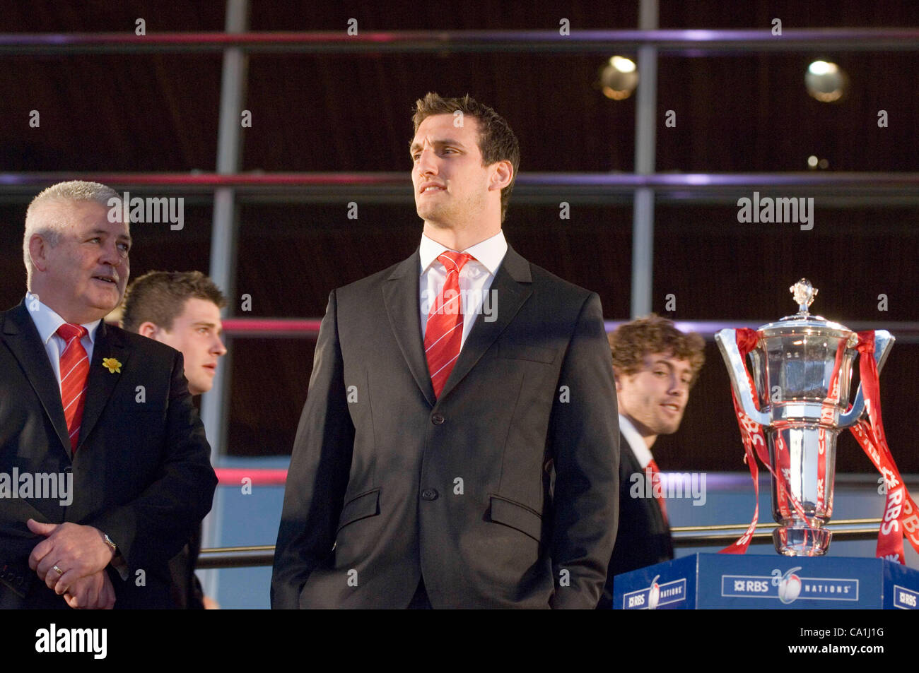 L'équipe de rugby gallois célébrer remportant le Grand Chelem dans le tournoi des Six Nations de rugby à l'Senydd dans la baie de Cardiff. Le Pays de Galles rugby le capitaine Sam Warburton avec l'Entraîneur Warren Gatland. Banque D'Images