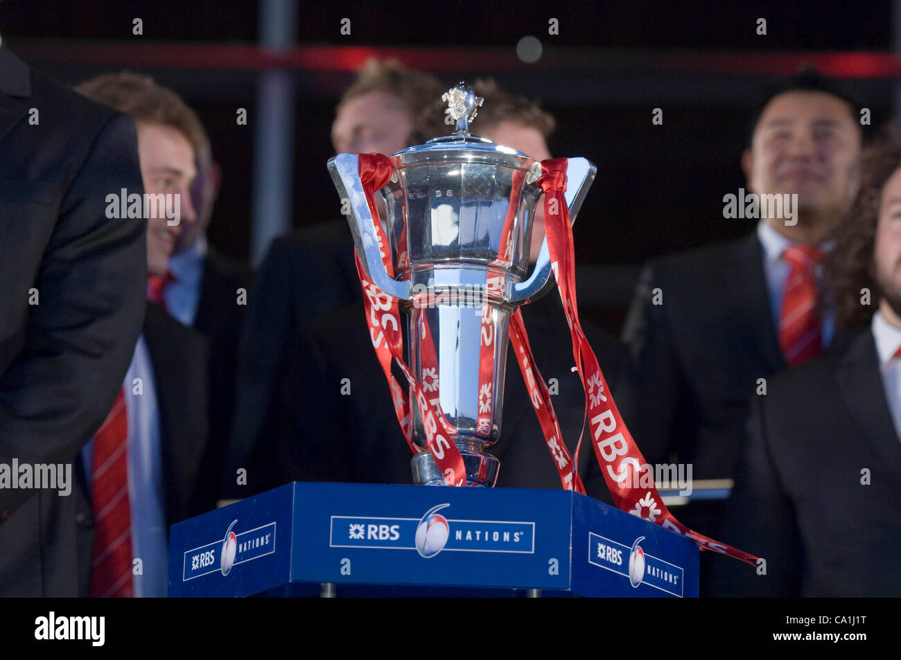 L'équipe de rugby gallois célébrer remportant le Grand Chelem dans le tournoi des Six Nations de rugby à l'Senydd dans la baie de Cardiff. Les Six Nations trophy. Banque D'Images