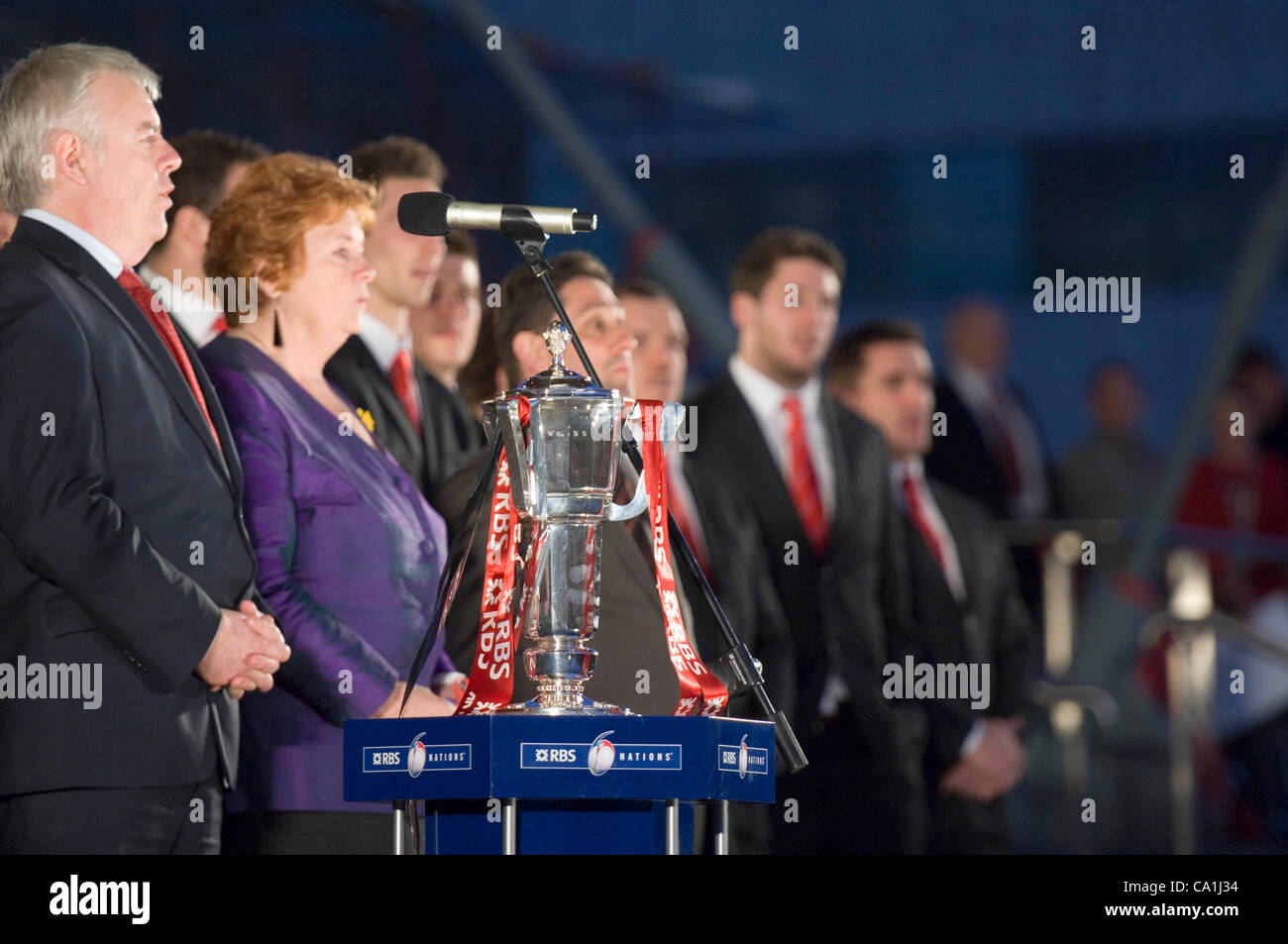 L'équipe de rugby gallois célébrer remportant le Grand Chelem dans le tournoi des Six Nations de rugby à l'Senydd dans la baie de Cardiff. Les Six Nations trophy. Banque D'Images