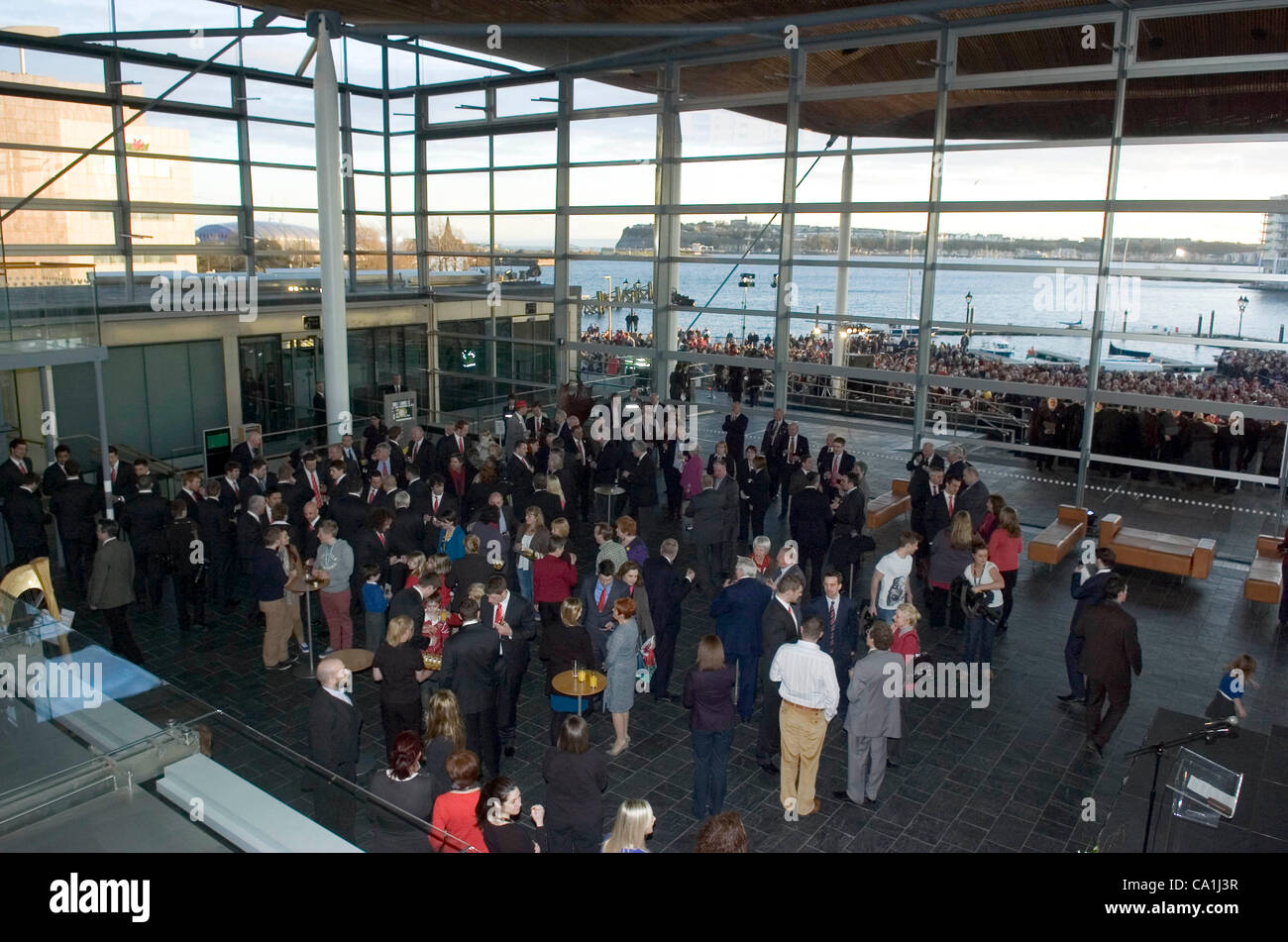 L'équipe de rugby gallois célébrer remportant le Grand Chelem dans le tournoi des Six Nations de rugby à l'Senydd dans la baie de Cardiff. L'intérieur de la réception boissons Senydd. Banque D'Images