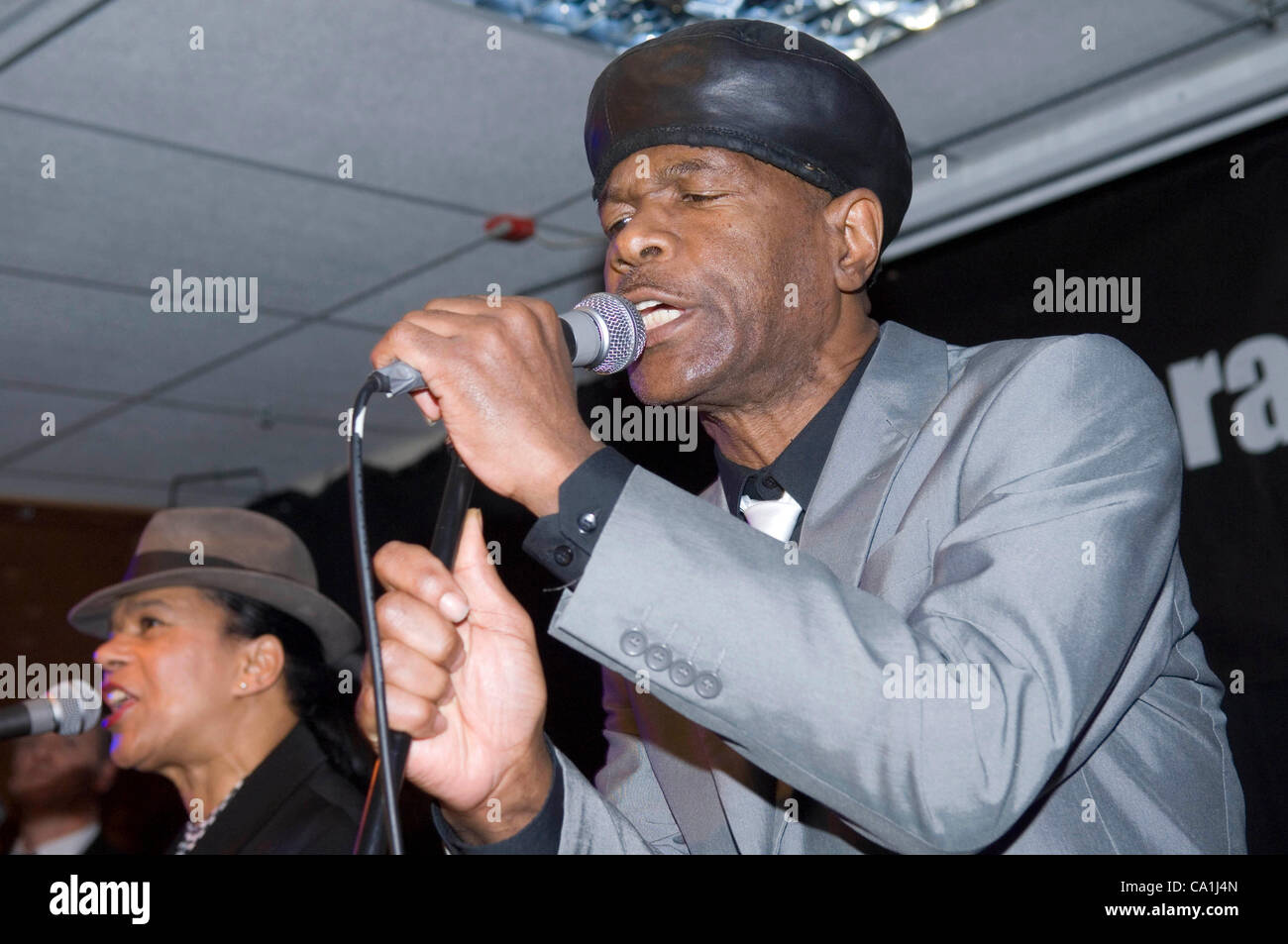 Arthur "lacunes" Hendrickson et Pauline Black le chant avec Le Selecter au garage à Swansea pendant leur fait en Grande-Bretagne tournée au Royaume-Uni. Banque D'Images