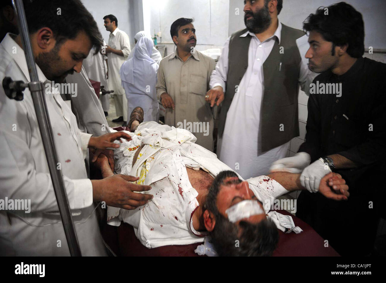 Un homme blessé, qui a été blessé dans une explosion, son traitement à l'hôpital Lady Reading (LRH) à Peshawar, le mardi 20 mars 2012. Au moins deux policiers ont été tués dont un officier de police et deux policiers ont été blessés dans une explosion près de fourgon de police à Gari Qamar Din ar Banque D'Images