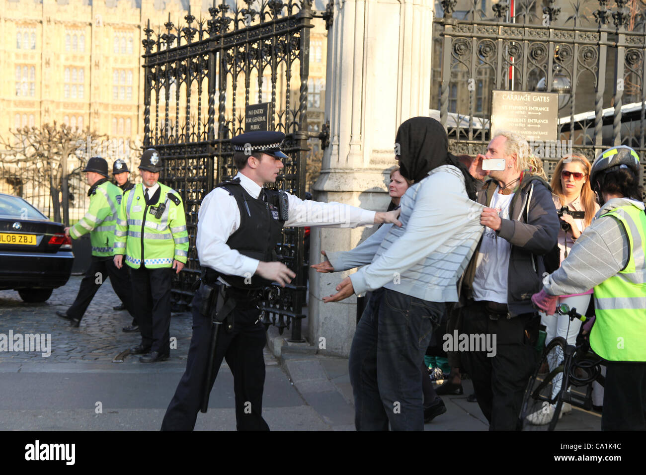 Londres, Royaume-Uni, le 20 mars, 2012. Arrêt de la police les manifestants de s'approcher de la porte de la Chambre du Parlement. Ils s'étaient réunis à la place du Parlement pour protester contre le projet de loi anti squatting soumises au vote à la Chambre des lords. Banque D'Images